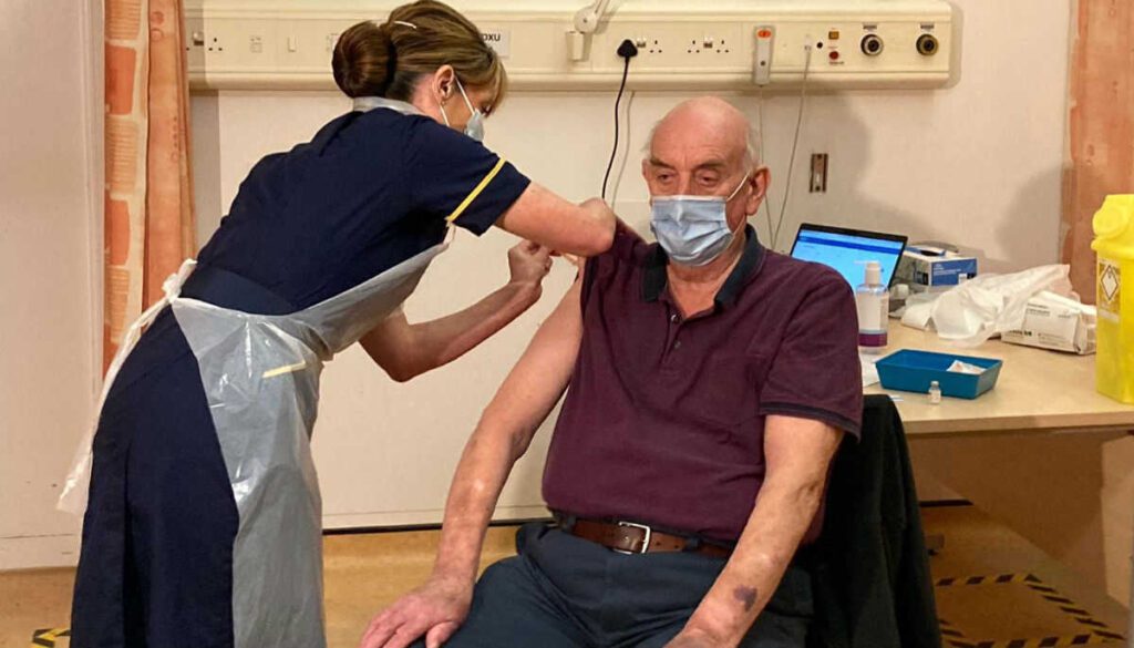 Reino Unido comienza a aplicar vacuna de AstraZeneca y Oxford contra COVID-19 thumbnail