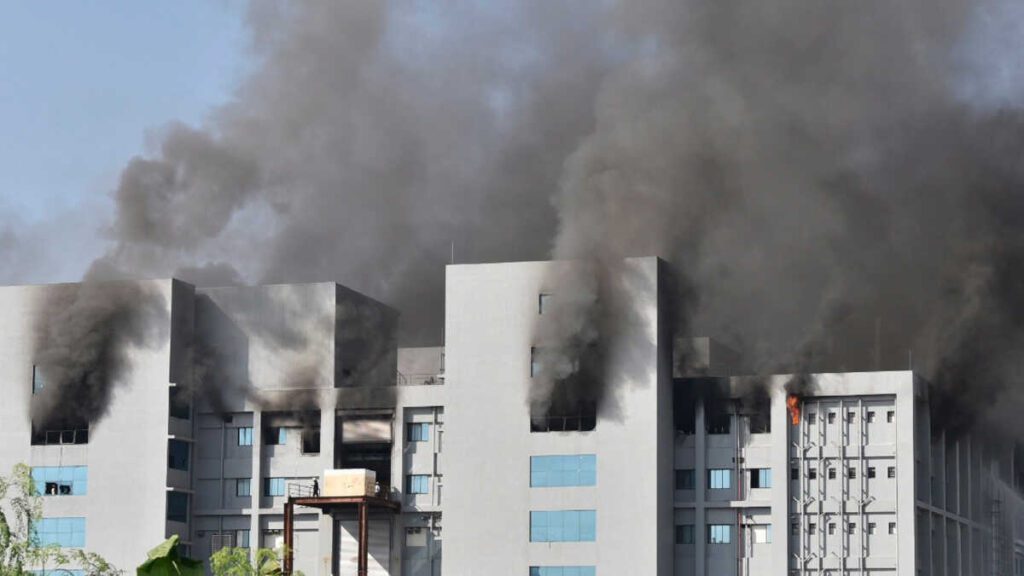 Se registra incendio en edificio del mayor fabricante de vacunas del mundo, en la India thumbnail