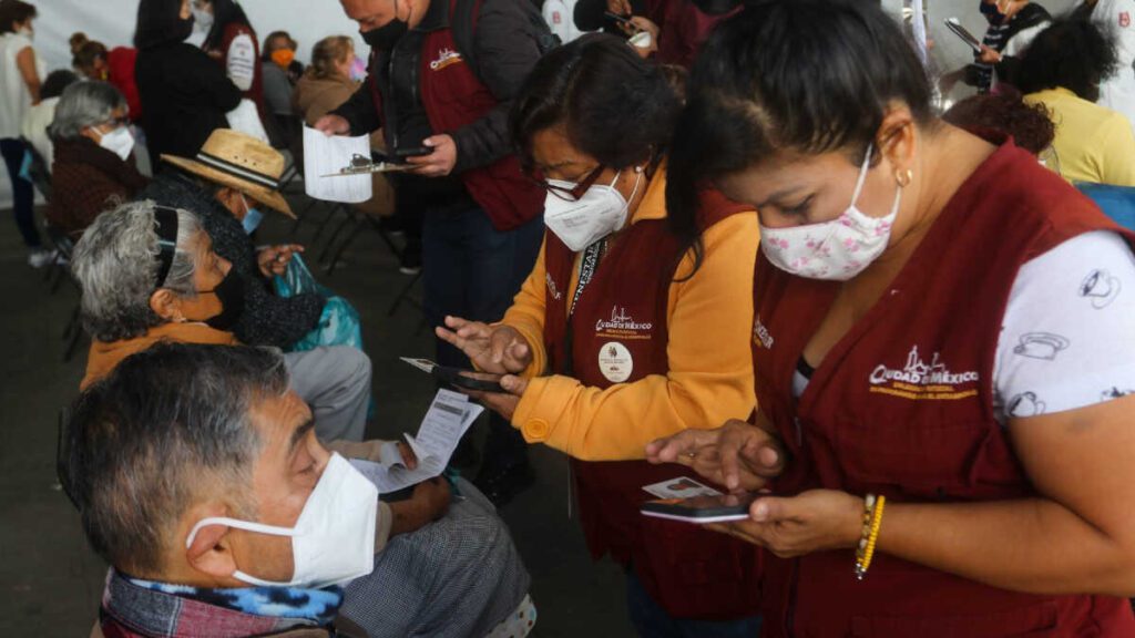 AMLO explica para qué piden credencial del INE en centros de vacunación thumbnail