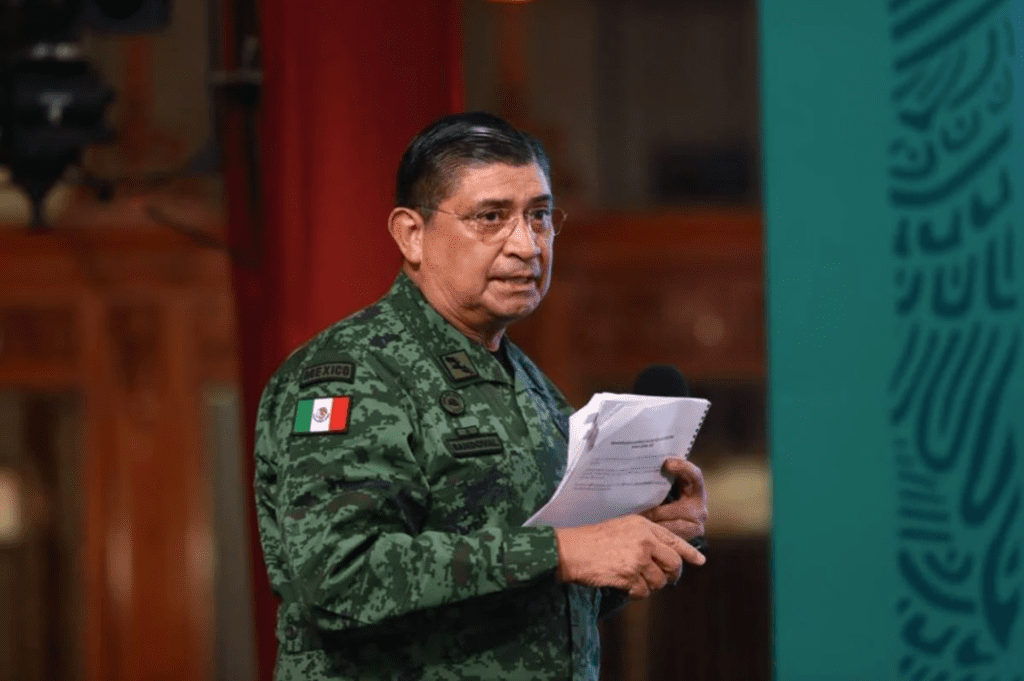 AMLO agarra en curva al secretario de la Defensa thumbnail