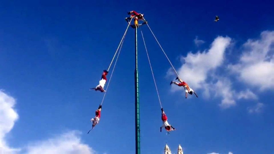 Volador de Papantla cae de 20 metros de altura tras ritual de Día de Muertos