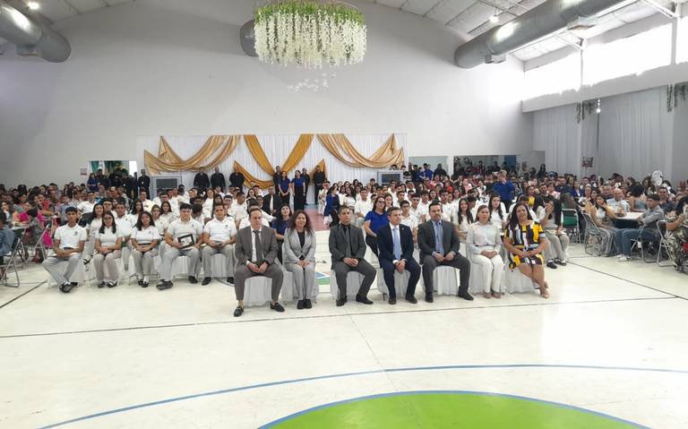 Celebran graduación estudiantes de Cobach en Ahumada thumbnail