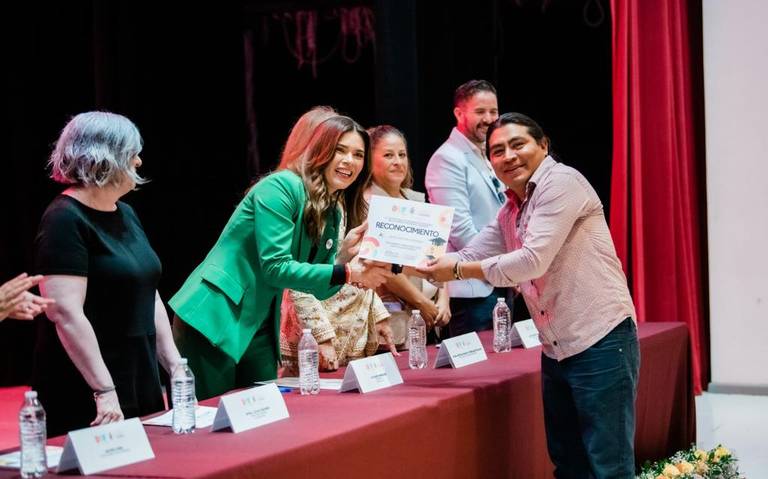 Se gradúan 71 jóvenes de primarias, secundarias y preparatorias del CASEF thumbnail