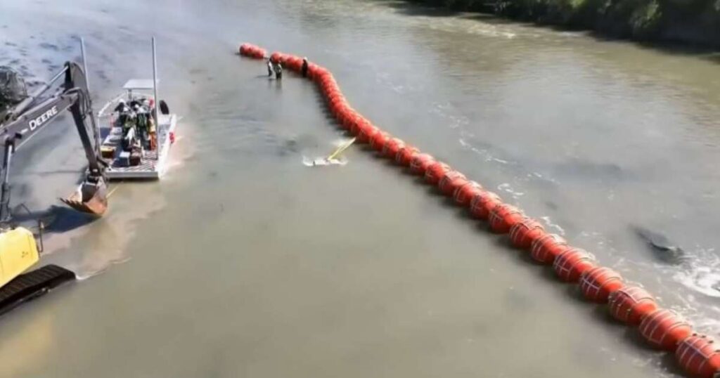 Administración Biden demanda a estado de Texas por barrera de boyas contra inmigrantes thumbnail