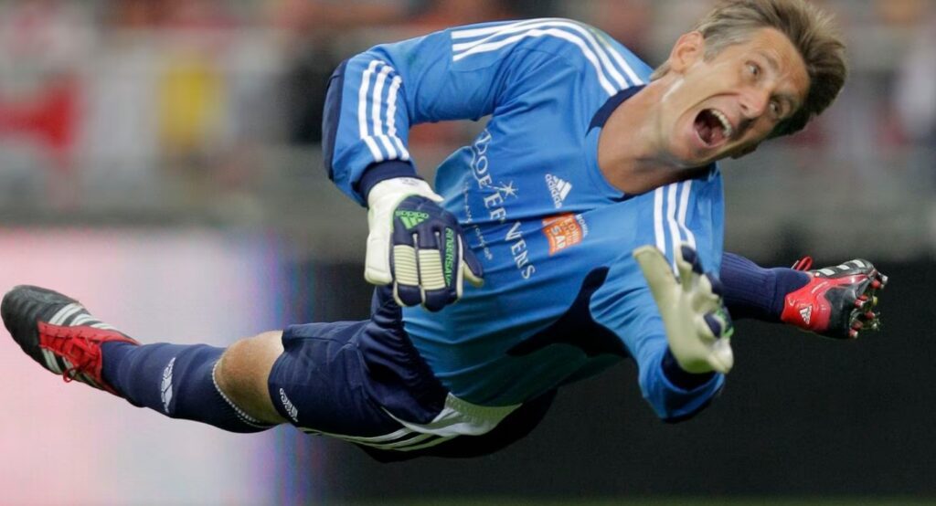 Ajax emitió un comunicado informando el estado de salud de Edwin Van der Sar, tras ser hospitalizado thumbnail