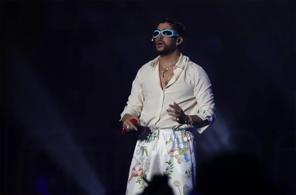 Bad Bunny inicia el año con polémica tras lanzar el celular de una fan al mar thumbnail