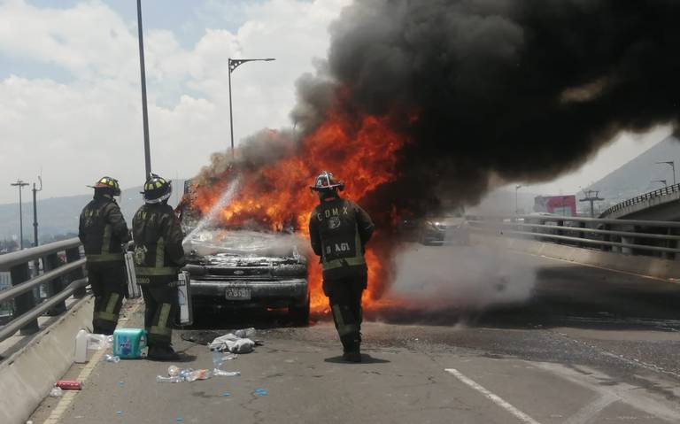 Caos en la México-Puebla por auto incendiado en puente de La Concordia thumbnail