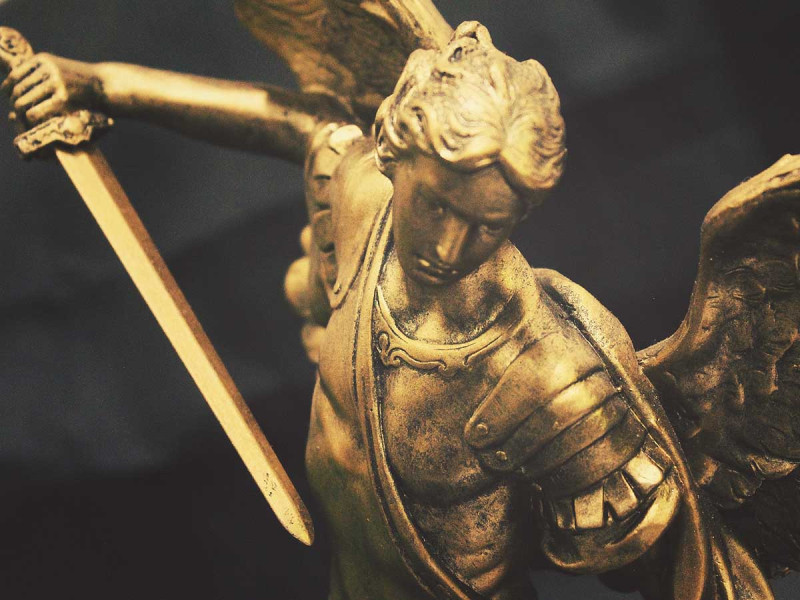 Castigo divino Ladrón es herido por espada de Arcángel Miguel; entró a robar iglesia thumbnail