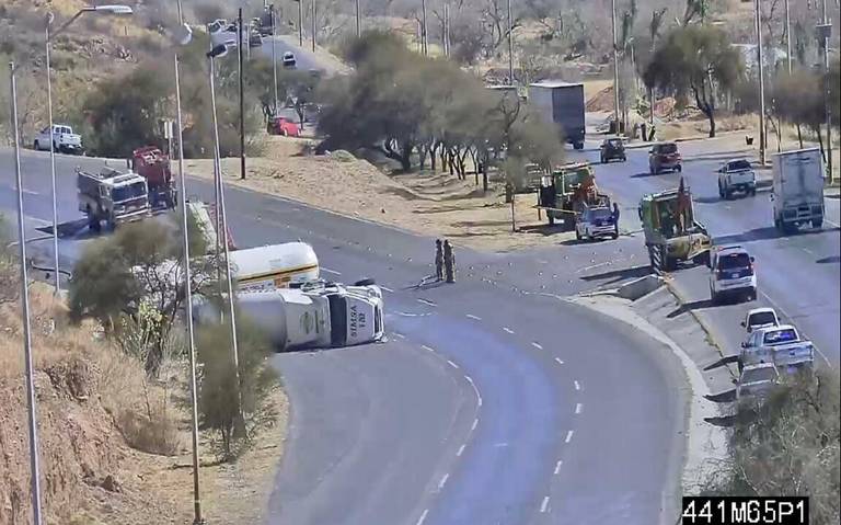 Cierran circulación en la carretera Aldama-Chihuahua por volcadura de pipa thumbnail