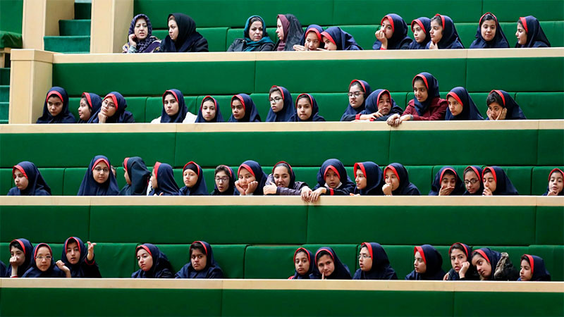 Docenas de niñas son envenenadas con gas en seis colegios de Irán thumbnail