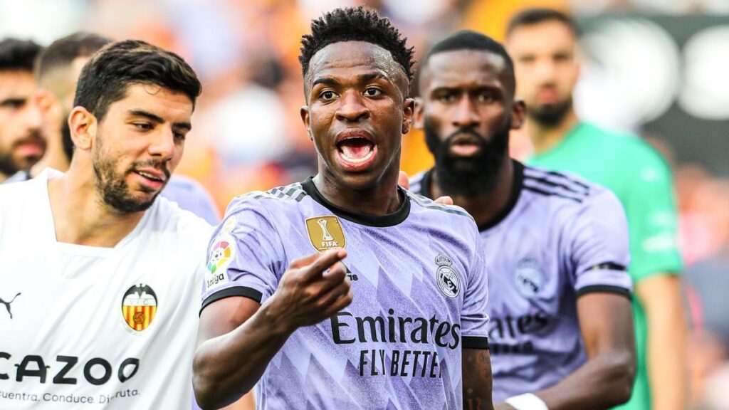 En libertad los tres jóvenes detenidos por los insultos racistas a Vinicius en Mestalla thumbnail