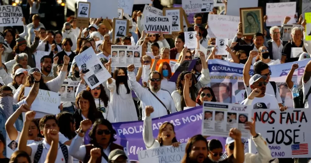 Familiares exigen en Guadalajara búsqueda de 4 jóvenes desaparecidos thumbnail