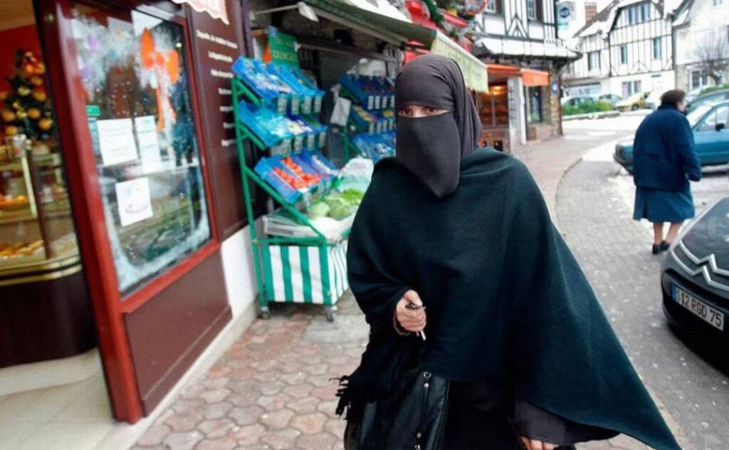 Francia prohíbe en escuelas la abaya, túnica usada por musulmanes thumbnail