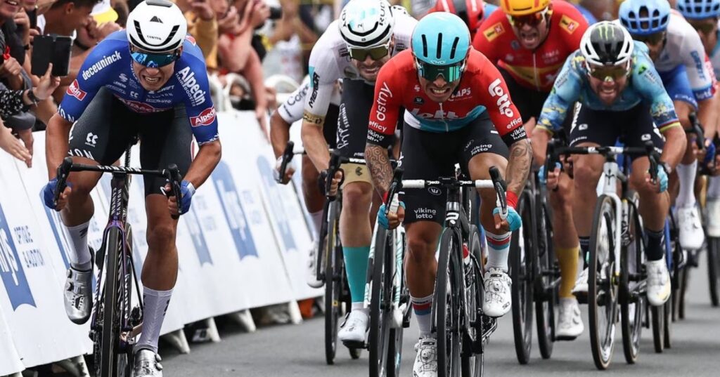 Jasper Philipsen arrasa en un esprint repleto de caídas, en la etapa 4 del Tour de Francia 2023 thumbnail