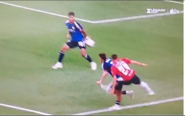 La polémica arbitral se hizo presente en la derrota de Chivas en la Leagues Cup thumbnail
