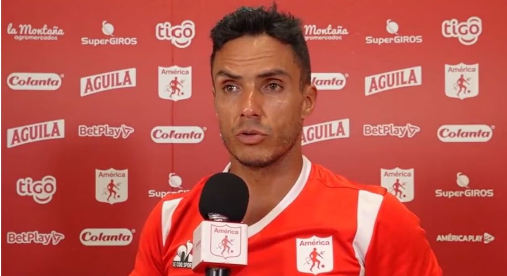 Lucas González ventiló reglas en los entrenos del Américaqué le pasa al que llega tarde thumbnail