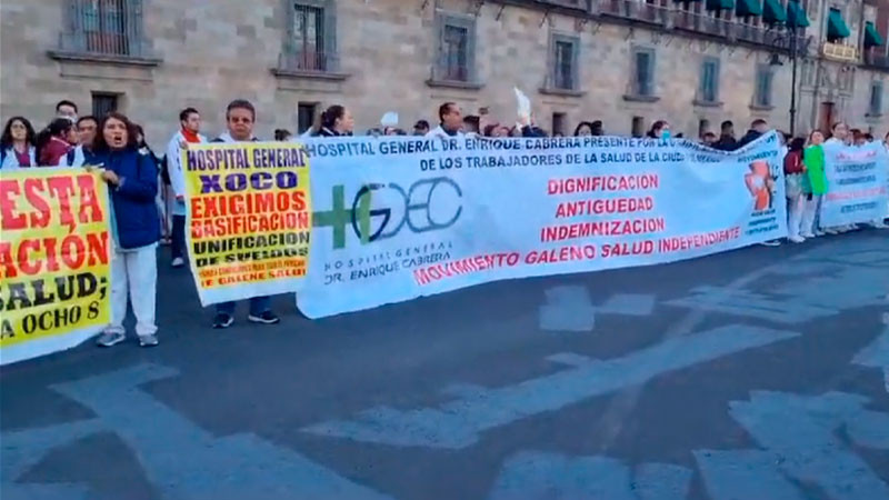 Médicos protestan frente a Palacio Nacional; exigen estabilidad laboral thumbnail