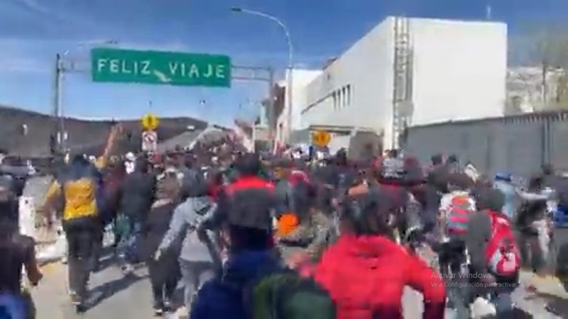 Migrantes intentan cruzar a la fuerza el Puente Internacional de El Paso thumbnail