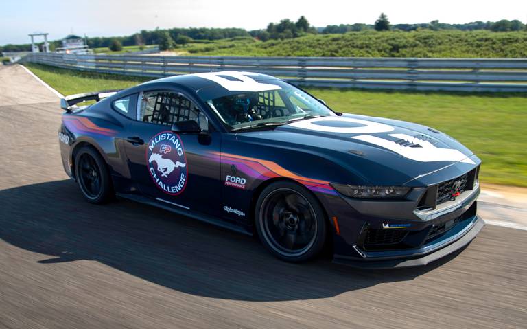 Mustang Dark Horse R, el nuevo potro de pista de Ford thumbnail