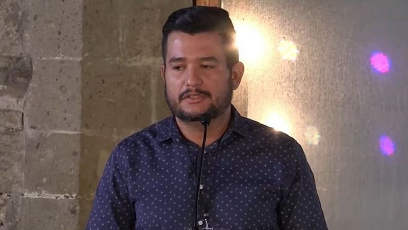 Revelan que venezolano que participó en creación de libros de texto trabajó con Chávez y Maduro thumbnail