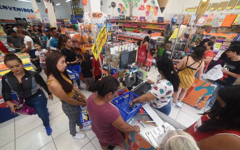 ¡La cartulina! Saturan papelerías previo al regreso a clases thumbnail