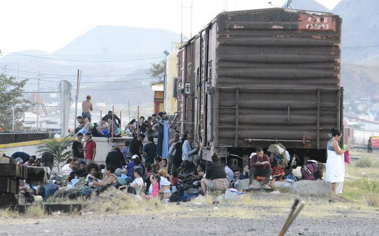 Cientos de migrantes permanecen en patios de Ferromex thumbnail