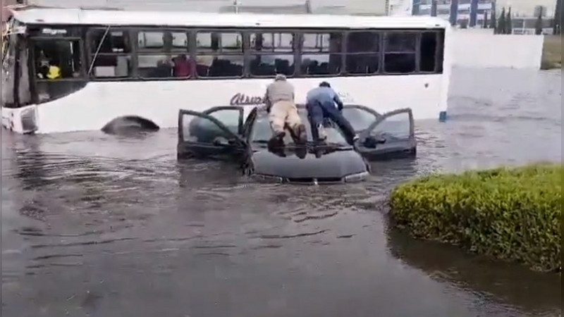 Lluvia torrencial deja inundaciones y árboles caídos en Naucalpan y Metepec thumbnail