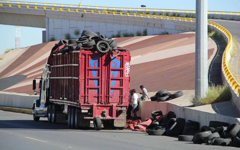 Llantas caen de tractocamión y obstruyen el Periférico de la Juventud thumbnail
