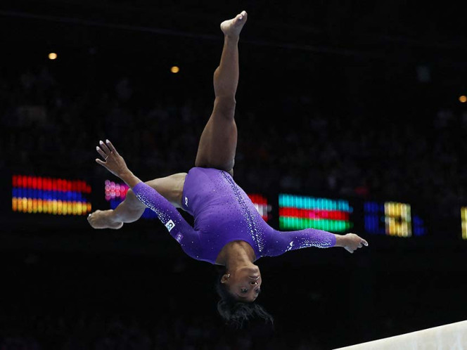 Simone Biles vuelve a poner al mundo de cabeza y gana dos títulos mundiales thumbnail