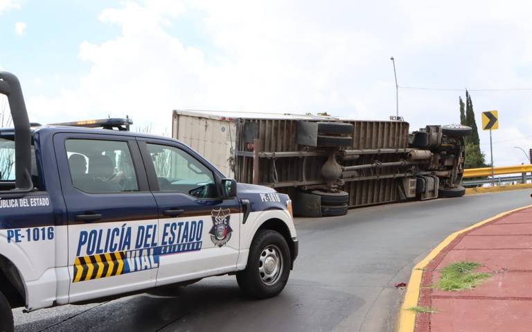 Vuelca camión por exceso de velocidad en la Teófilo Borunda thumbnail