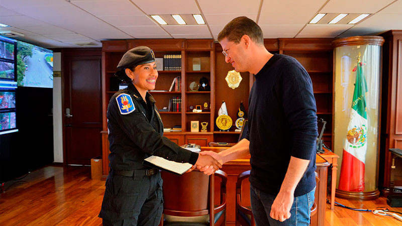 Condecoran y ascienden a policía que amamantó a un bebé en Acapulco thumbnail