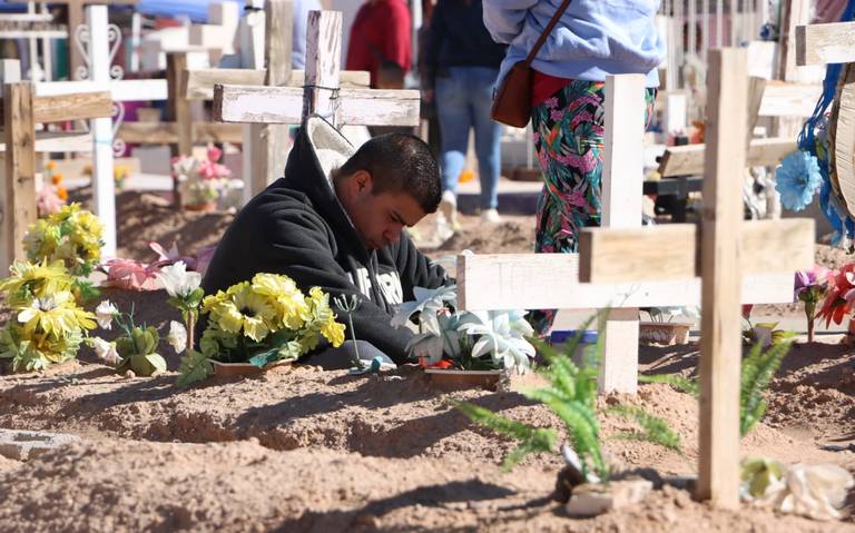 Familias juarenses se reúnen en cementerios para recordar a sus seres queridos thumbnail