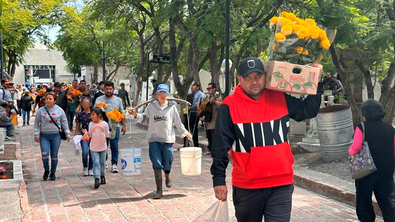 Queretanos abarrotan panteones por Día de Muertos thumbnail
