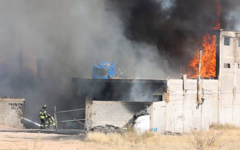 Arde recicladora de caucho al norte de la ciudad thumbnail