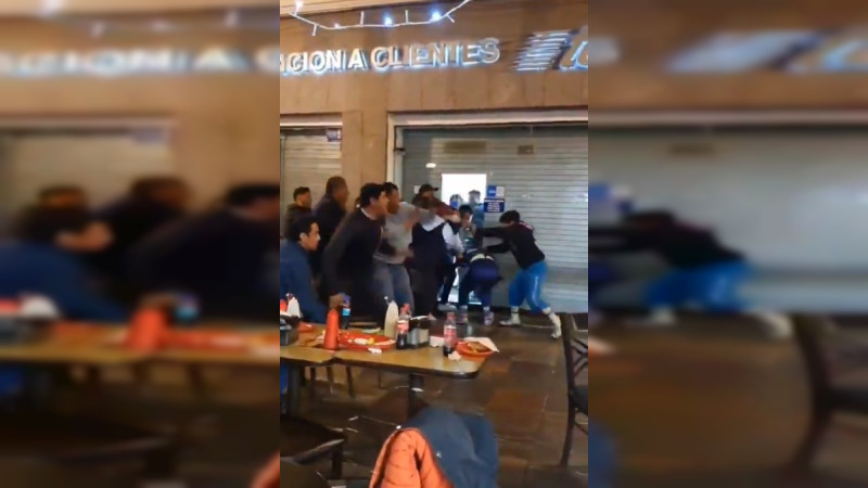 Con sillas y tubos se enfrentan payasos y trabajadores del Ayuntamiento de Puebla thumbnail
