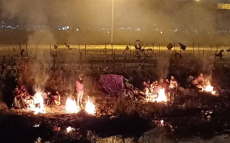 Migrantes encienden fogatas para pasar la noche en el bordo del río Bravo thumbnail