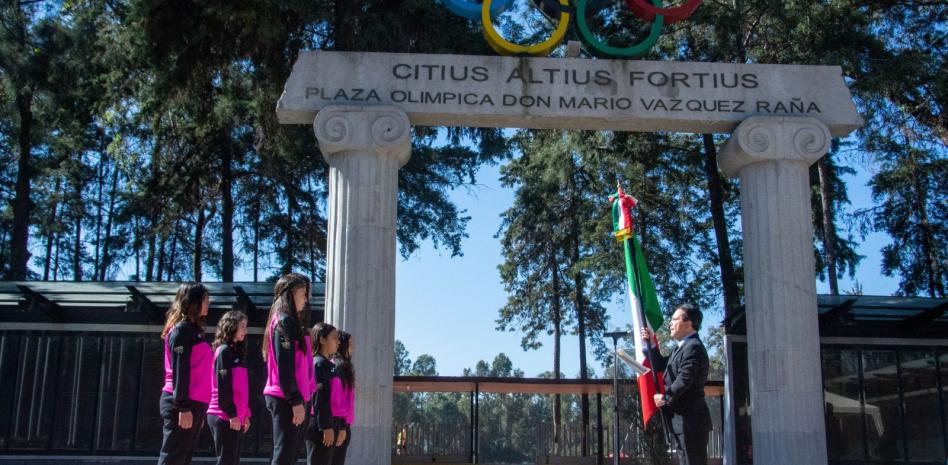 Abanderan equipo que irá a los JO de Invierno de la Juventud thumbnail