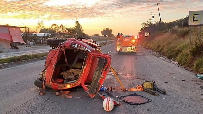Aparatosas volcaduras, dejan solo daños materiales en Corregidora, Querétaro thumbnail
