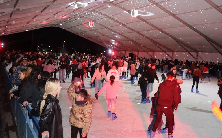Chihuahuenses disfrutan del último día de la pista de hielo; mañana comienzan a desmontarla thumbnail