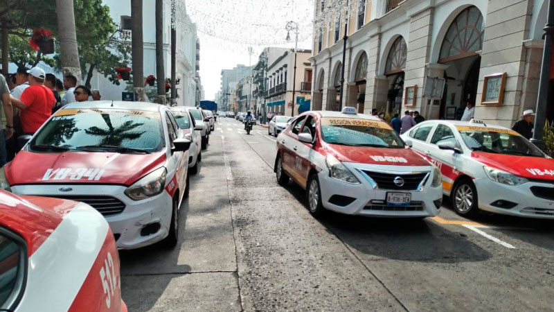 En Veracruz, con bloqueos taxistas exigen alto a supuestos abusos policiales thumbnail