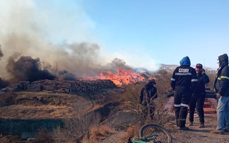 Incendio en Duraplay por fuertes vientos moviliza a autoridades; el siniestro avanzó al Río Parral thumbnail