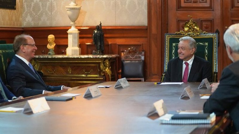 AMLO sostiene reunión en Palacio Nacional con el presidente de BlackRock, Larry Fink thumbnail
