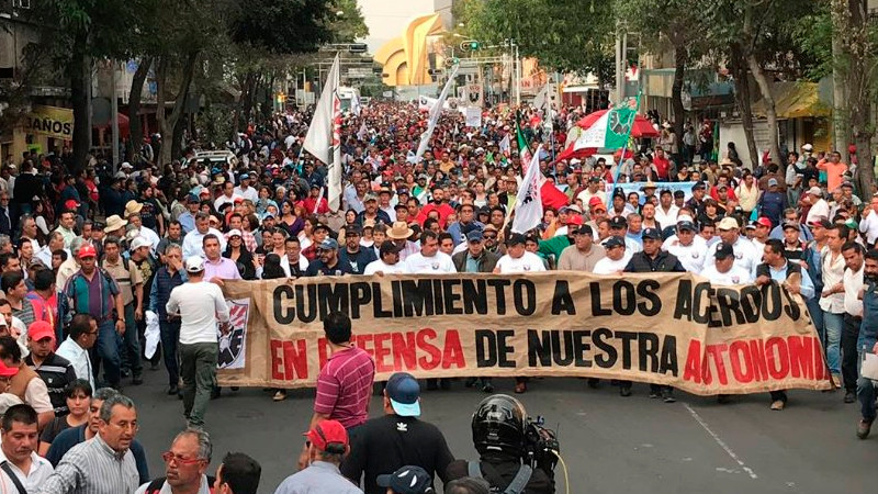 Electricistas y telefonistas se manifiestan a favor de reforma eléctrica de AMLO thumbnail