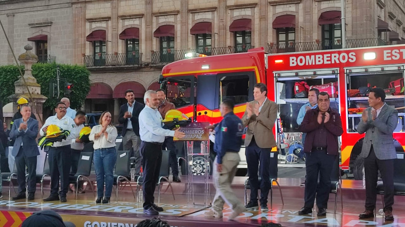 Entregan 21 vehículos y equipamiento a bomberos de Michoacán thumbnail