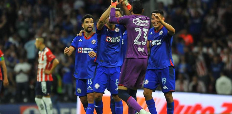 Cruz Azul retoma la cima tras golear a Chivas thumbnail