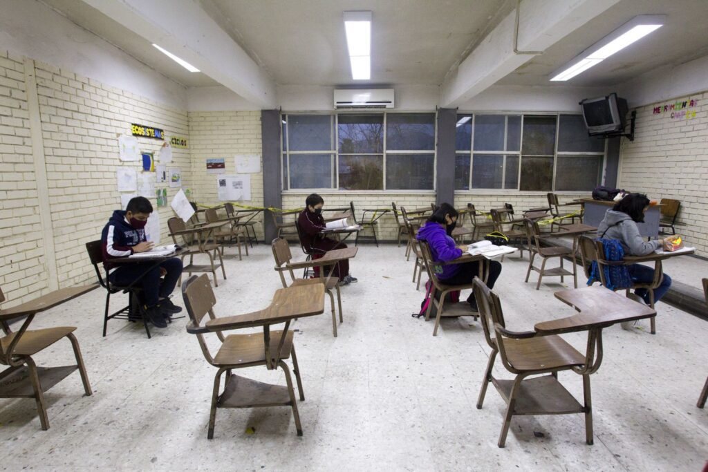 Se reiniciaron las clases presenciales en Nuevo León sin aforos establecidos y de manera voluntaria. Se registraron poca afluencia de alumnos en las escuelas de educación básica. El estado se mantiene en semáforo amarillo con más de 4mil contagios diarios de Covid-19. thumbnail