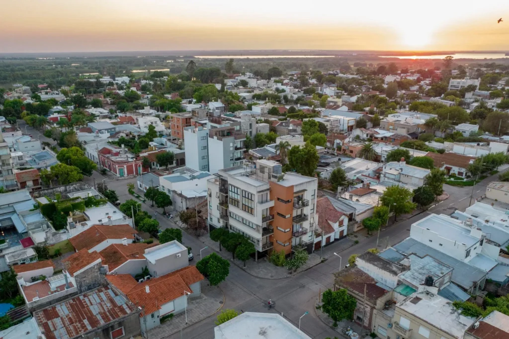 00biz-ponzi-town-btwp-superjumbo-OYG8uBuFy thumbnail