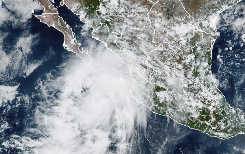 Huracán Lorena se debilita, pero sigue el riesgo de inundaciones
