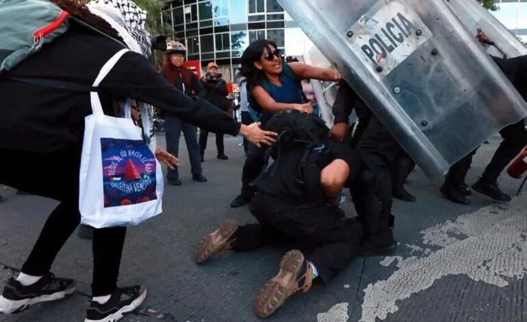 Tensan ‘Bloque Negro’ y policías marcha pro Palestina