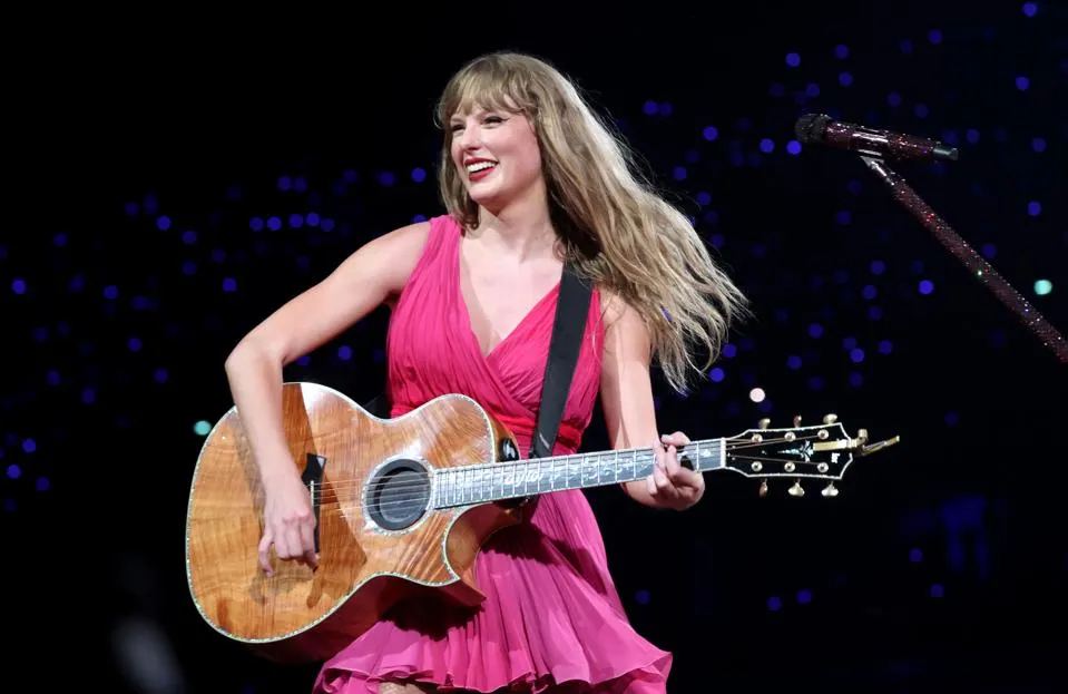 Taylor Swift presenta su magia en Disney+: La emisión exclusiva de su concierto 'Eras Tour' llega a la pantalla grande este diciembre.